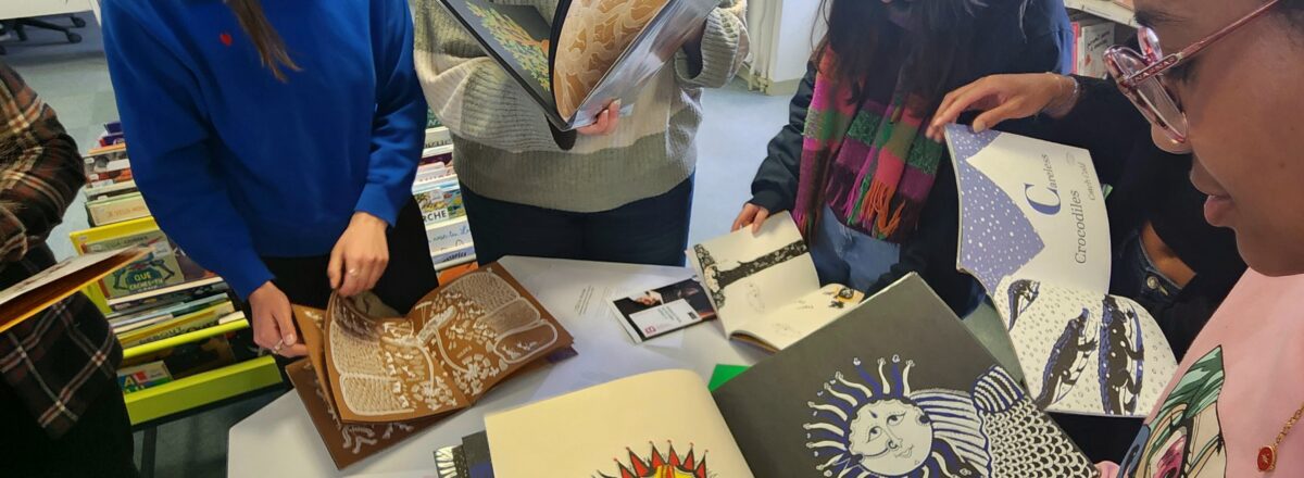 On voit la photo de livres artisanaux présentés par des élèves du master