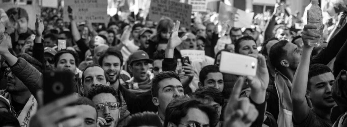 Photographie d'une manifestation en noir et blanc