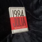 La couverture de l'oeuvre, soulignant subtilement la notion de réécriture.
